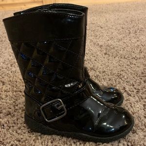 Little Girls size 7 shiny black boots with buckle